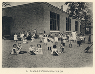 818375 Afbeelding van enkele spelende kinderen op het speelplein van de Bewaarschool van de Nederlands Hervormde ...